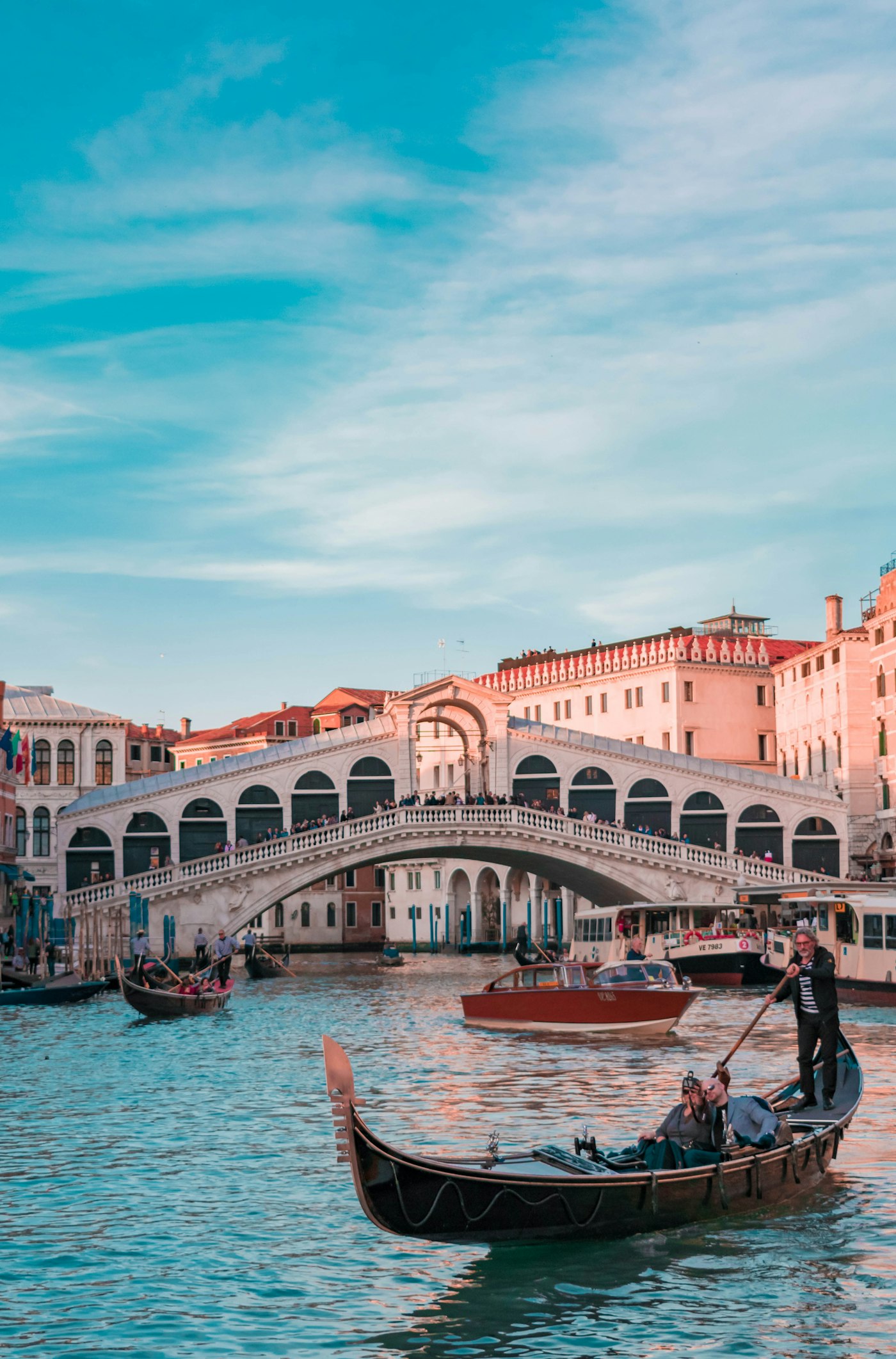 Ponte di Rialto a Venezia con gondola sul Canal Grande