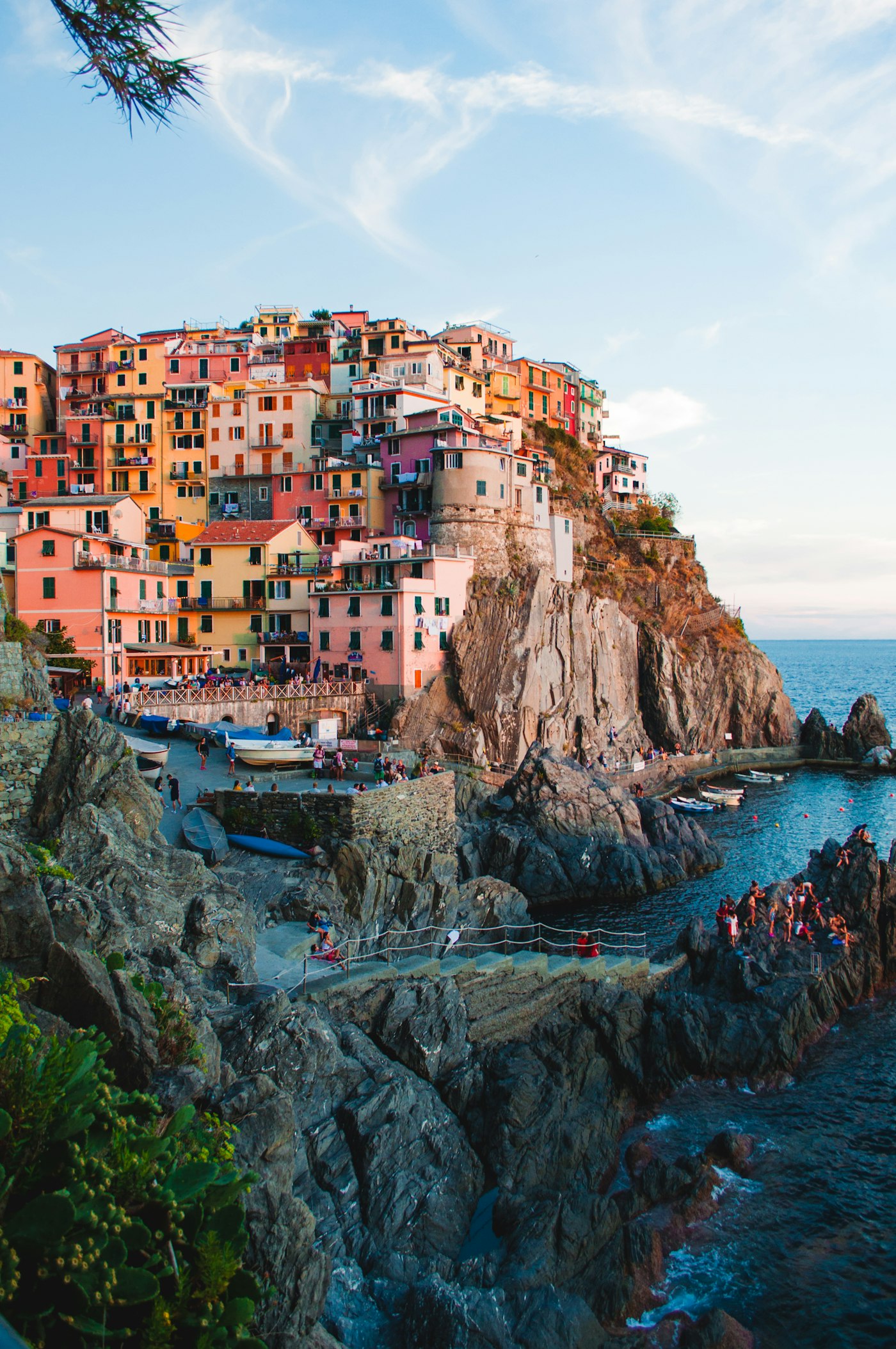 Borgo costiero ligure sulle scogliere, Italia