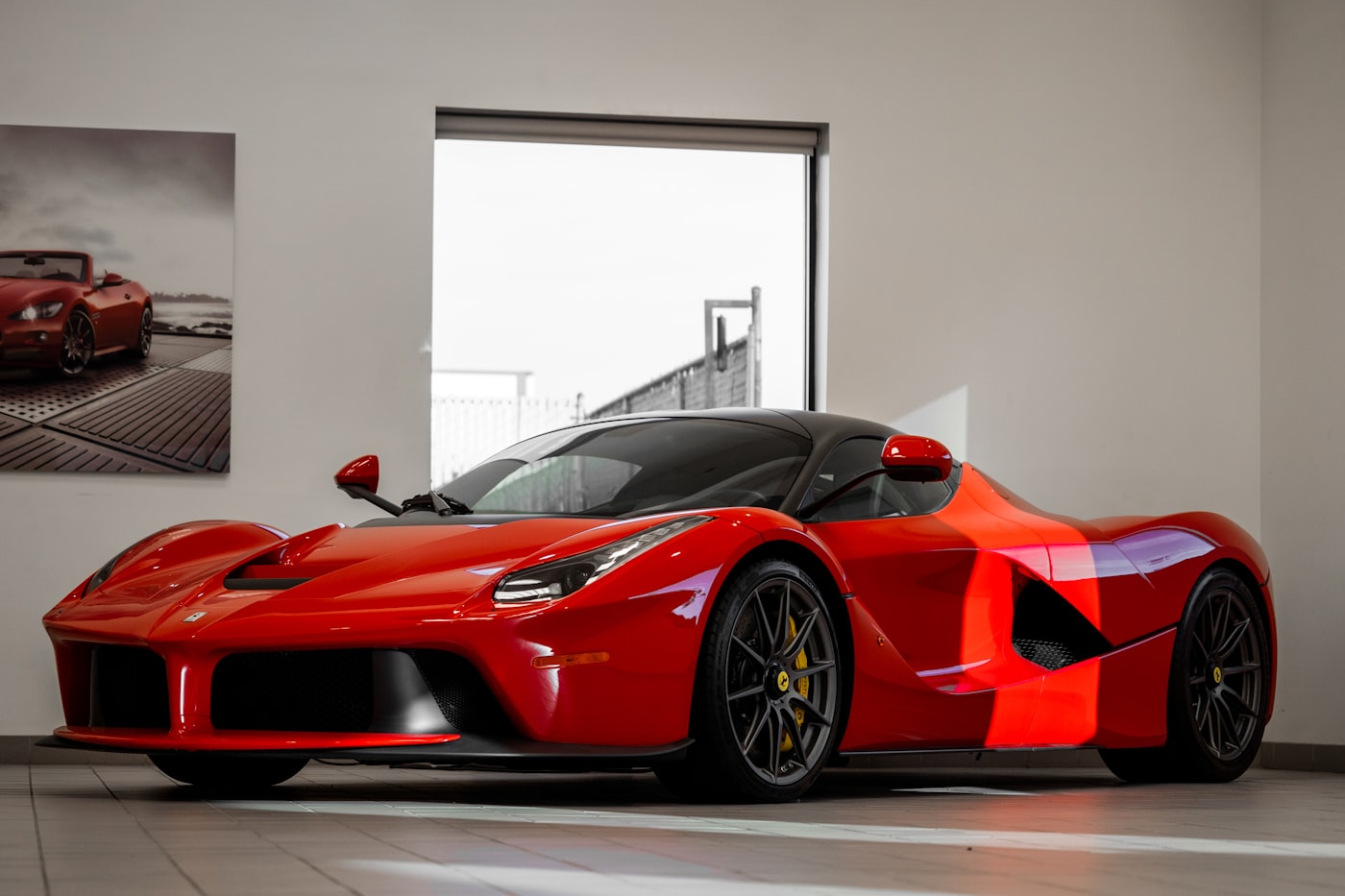 Ferrari rossa in showroom, tre quarti anteriore