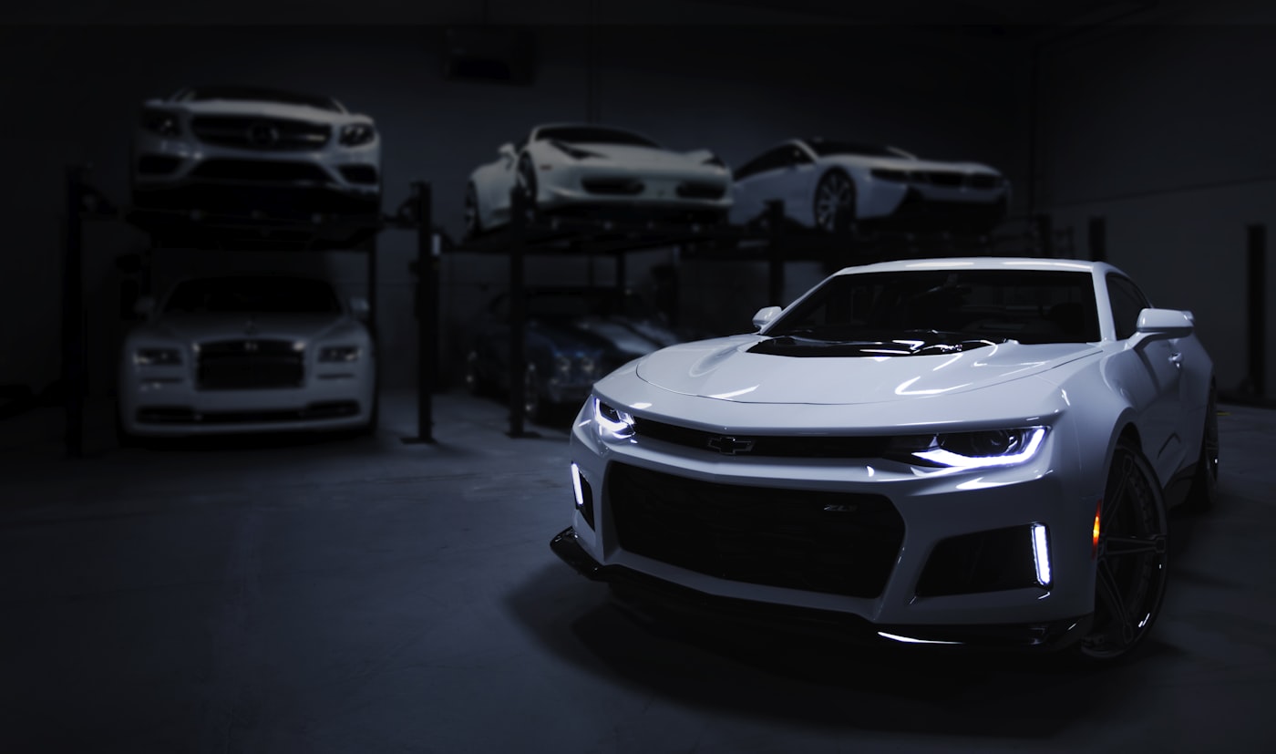 Officina con auto sportive su ponti elevatori